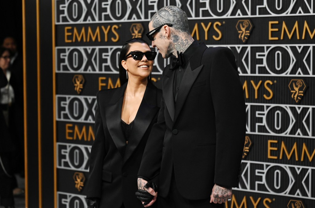 travis-barker-makes-out-with-kourtney-kardashian-on-emmys-red-carpet:-see-the photo