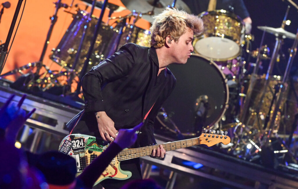 green-day’s-billie-joe-armstrong-blames-past-drinking-problems-on-stage-fright