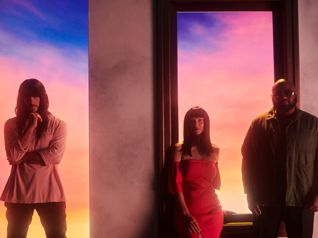 hear-khruangbin’s-new-single,-“a-love-international”