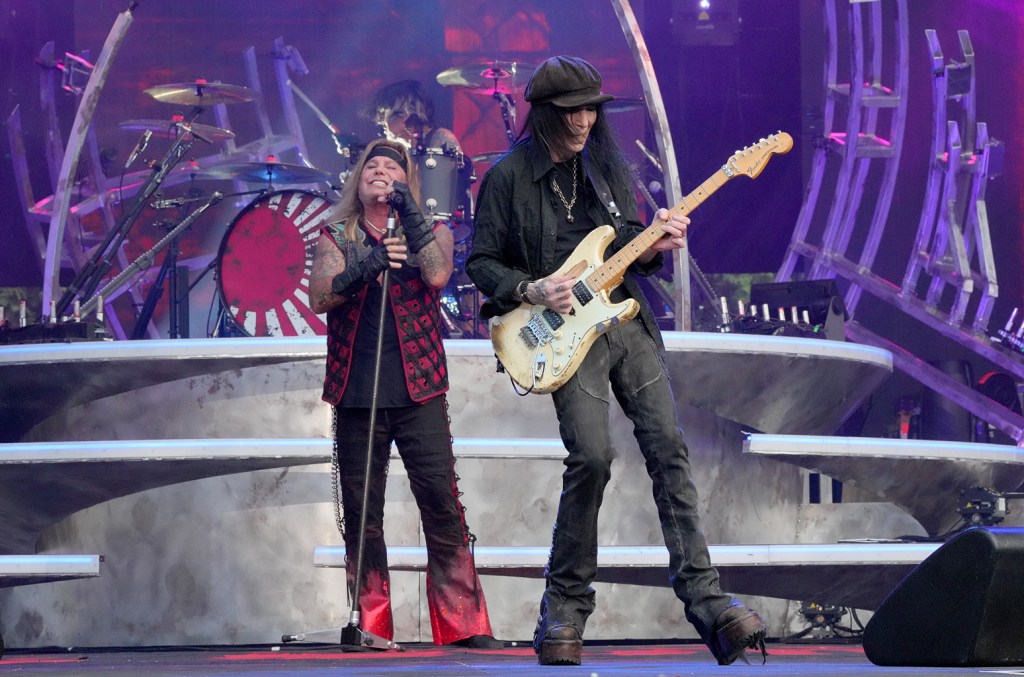 motley-crue’s-mick-mars-wins-court-order-as-battle-against-bandmates continues