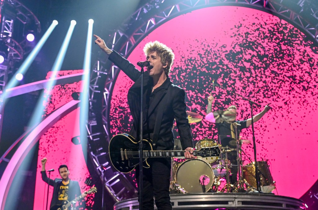 ‘tonight-show’-posts-official-video-of-green-day’s-ripping-subway-pop-up concert