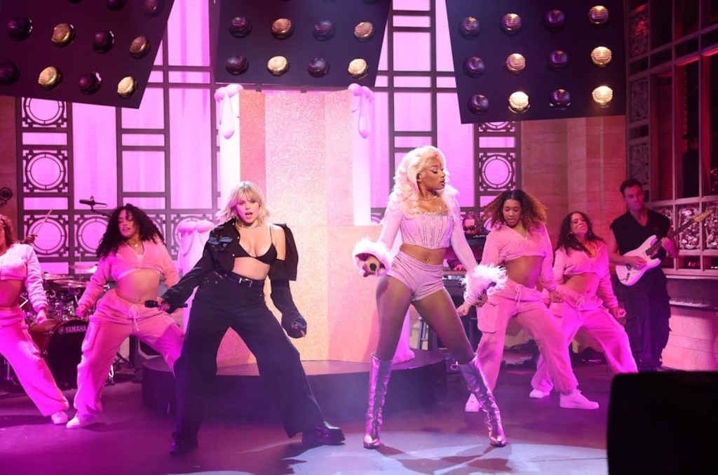 renee-rapp-introduced-by-rachel-mcadams,-performs-‘mean-girls’-song-with-megan-thee-stallion-on-‘snl’:-watch