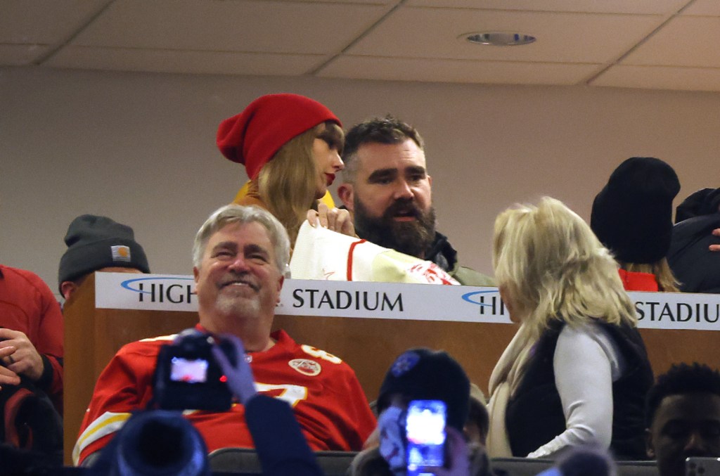 taylor-swift-mingles-with-travis-kelce’s-family,-including-jason-kelce-&-wife-kylie,-at-chiefs-bills-playoff game