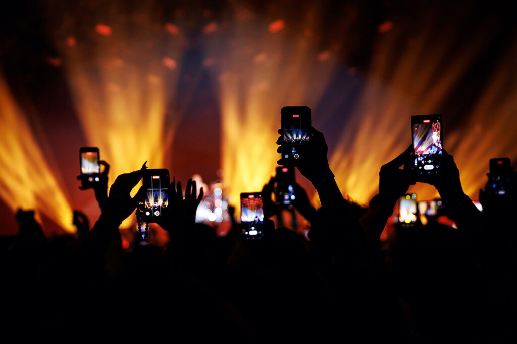 fans-debate-when-filming-a-concert-on-the-phone-goes-too-far