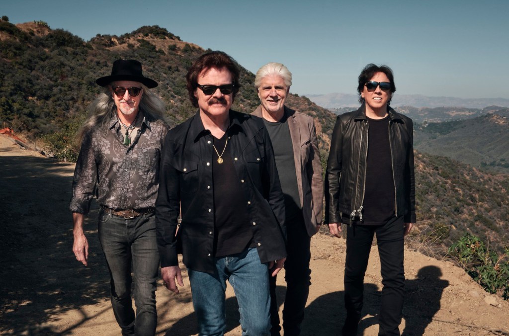 doobie-brothers-announce-2024-us.-tour-with-steve-winwood,-robert-cray band