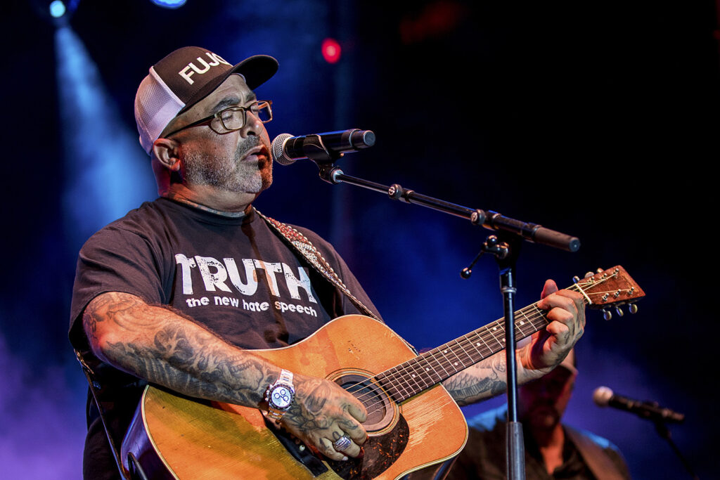 aaron-lewis’-own-record-label-doesn’t-agree-with-him