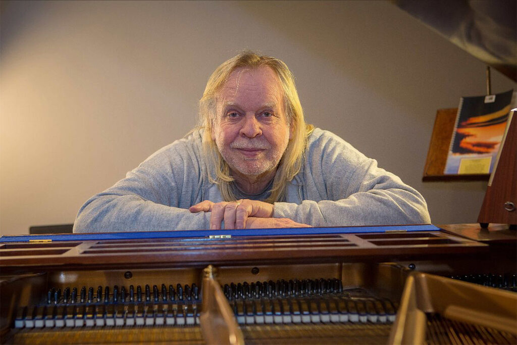 rick-wakeman-announces-final-solo-tour,-with-new-yes-based-music