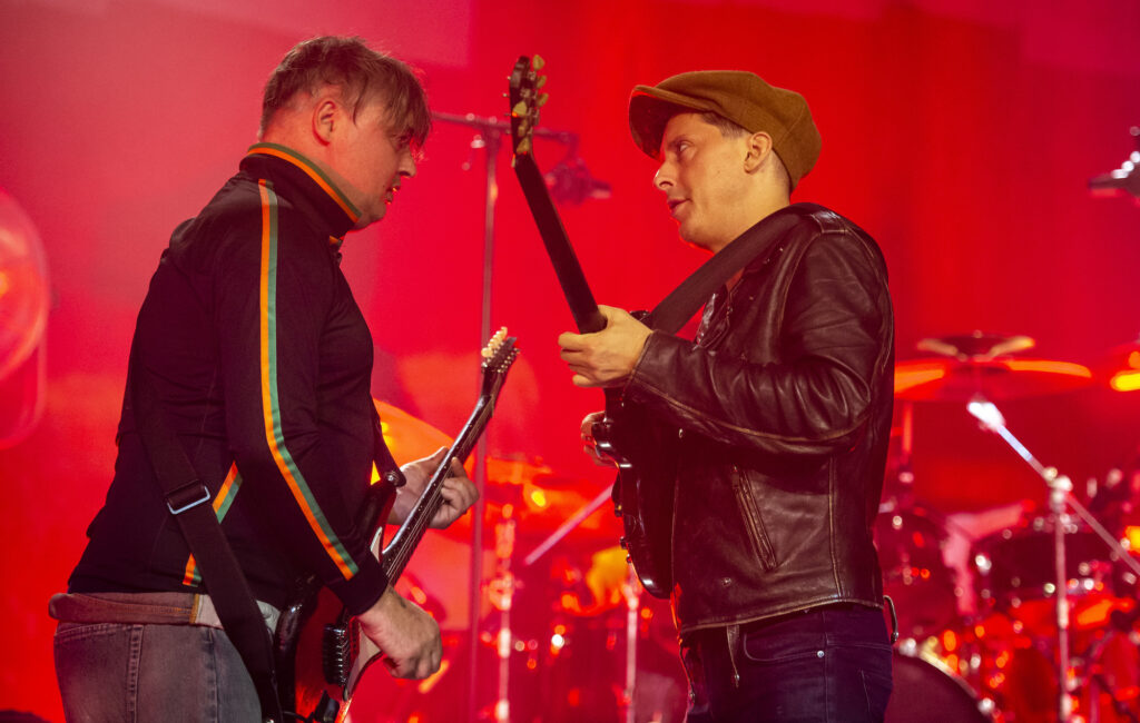 the-libertines-arrive-early-to-liverpool-cavern-club-gig-and-join-local-act-on-stage