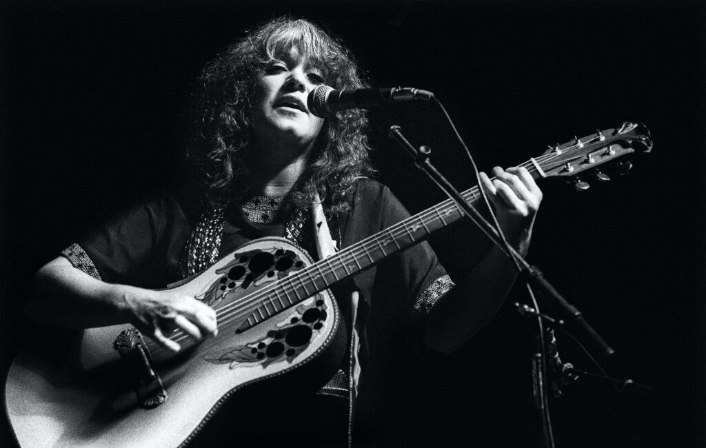 ‘brand-new-key’-singer-and-original-woodstock-performer-melanie-dies,-aged-76