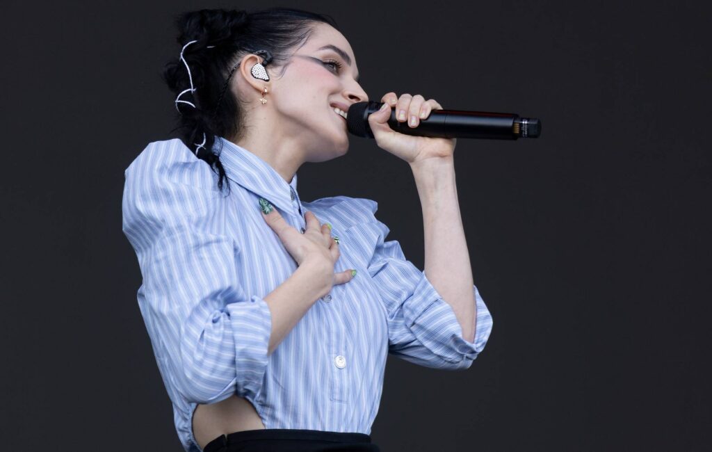 watch-bad-omens-and-poppy-debut-‘van.’-live-in-berlin