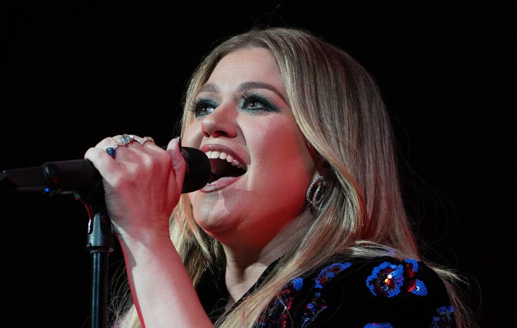 watch-kelly-clarkson-cover-u2’s-‘mysterious-ways’