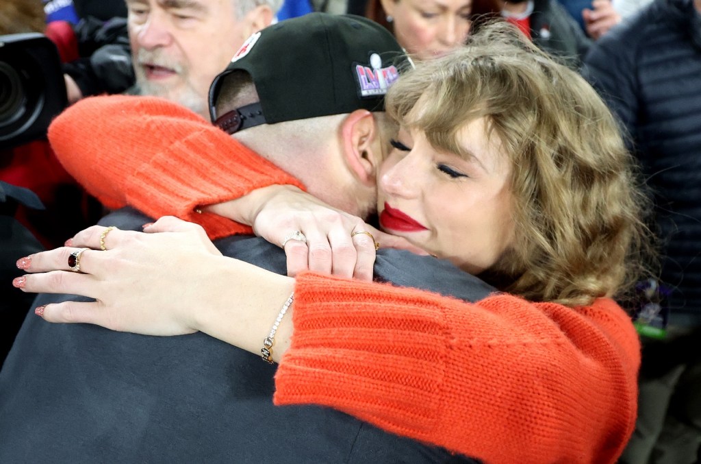 tnt:-taylor-swift-wore-this-custom-diamond-friendship-bracelet-while-kissing-travis-kelce-at-afc-championship game