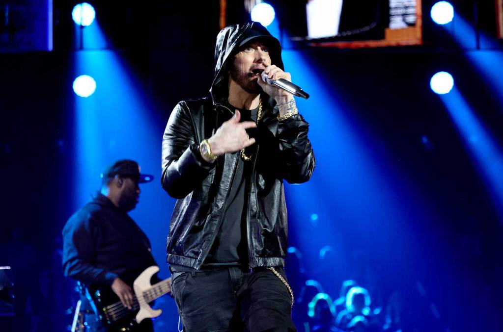 eminem-had-a-two-finger-salute-for-49ers-fans-during-nfc-title-game-loss-by-his-hometown lions