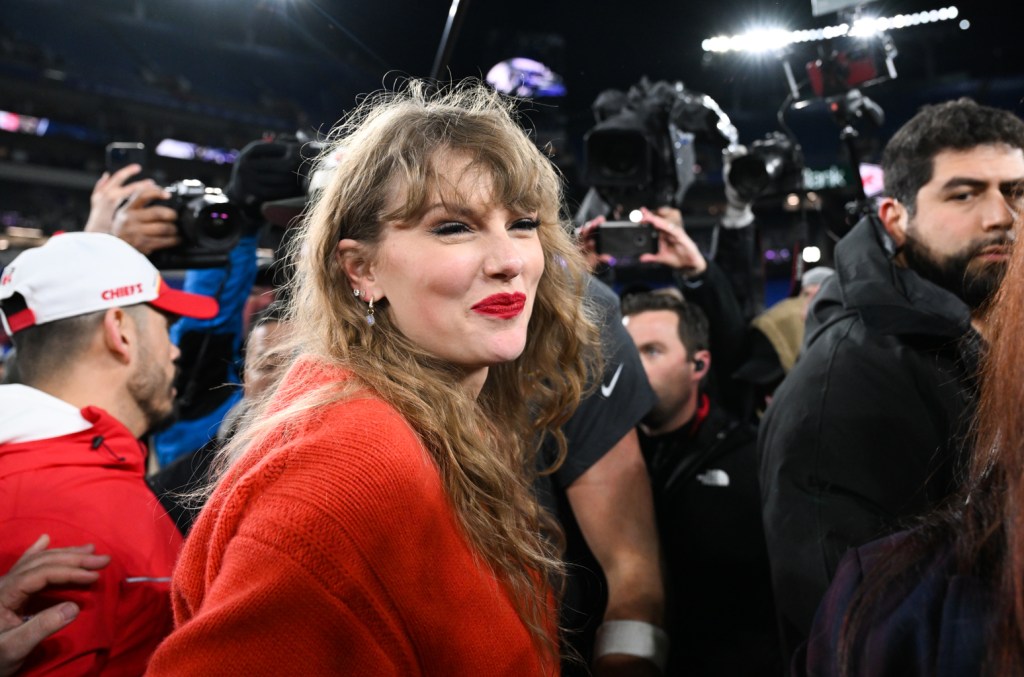 taylor-swift-fist-bumps-tony-romo-on-the-field-after-chiefs-afc-championship-win: watch