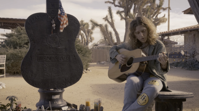 watch:-daniel-donato-delivers-“knockin’-on-heaven’s-door”-tribute-to-gram-parsons-at-joshua-tree-inn