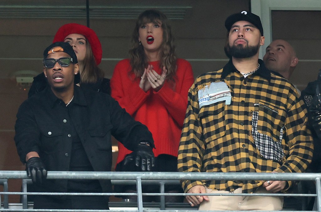 taylor-swift-parties-with-cara-delevingne,-keleigh-sperry,-kylie-kelce-&-more-at-chiefs-ravens game