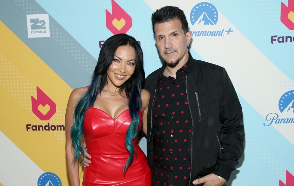 anthrax’s-charlie-benante-and-butcher-babies’-carla-harvey-get-engaged-at-u2-show