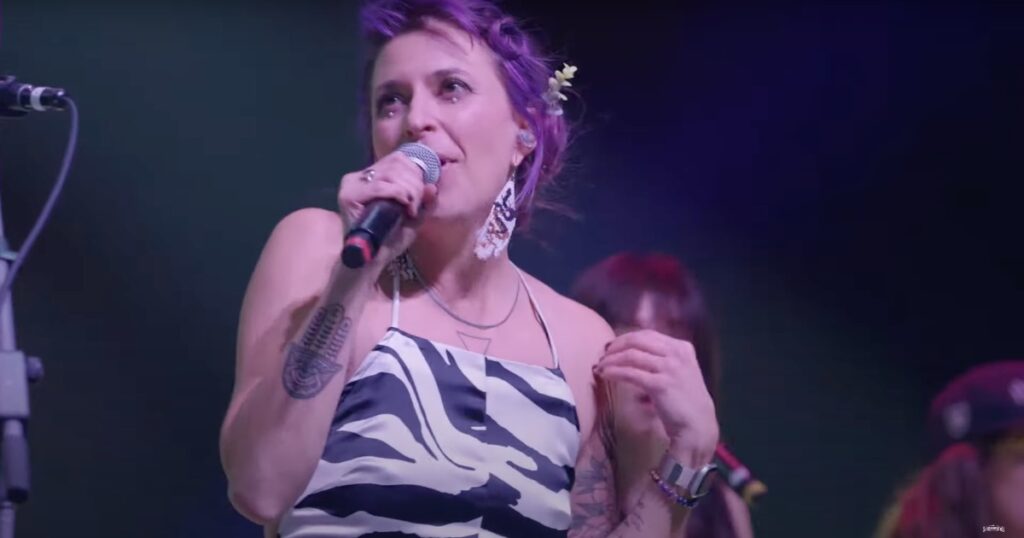 watch:-lindsay-lou-joins-the-infamous-stringdusters-for-“respect”-cover-in-denver