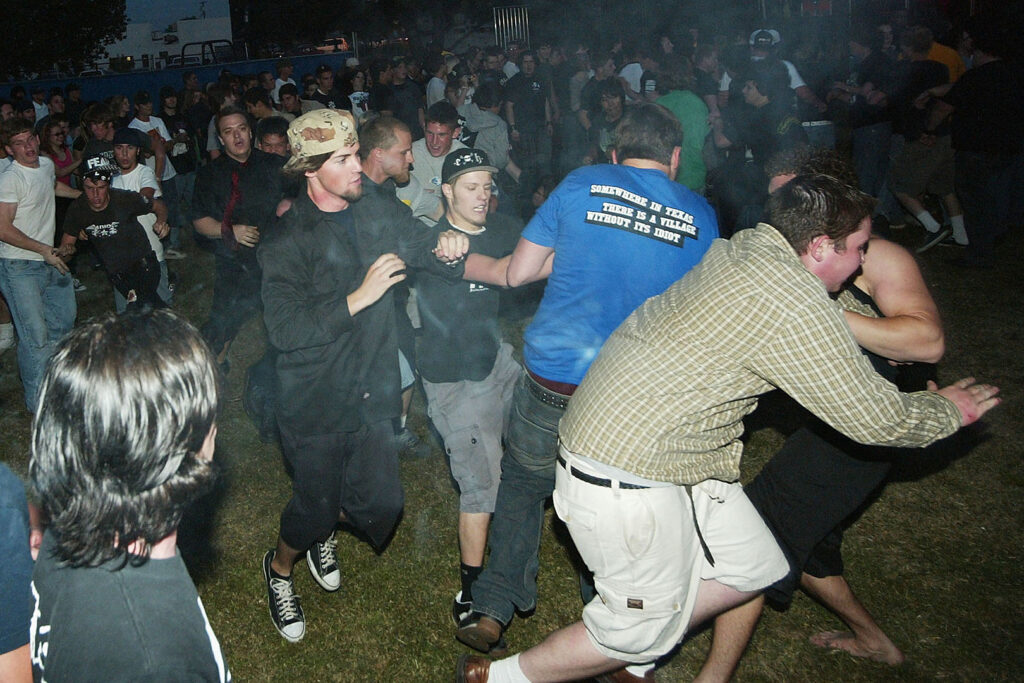 how-fans-explain-moshing-to-people-who-don’t-know-what-it-is