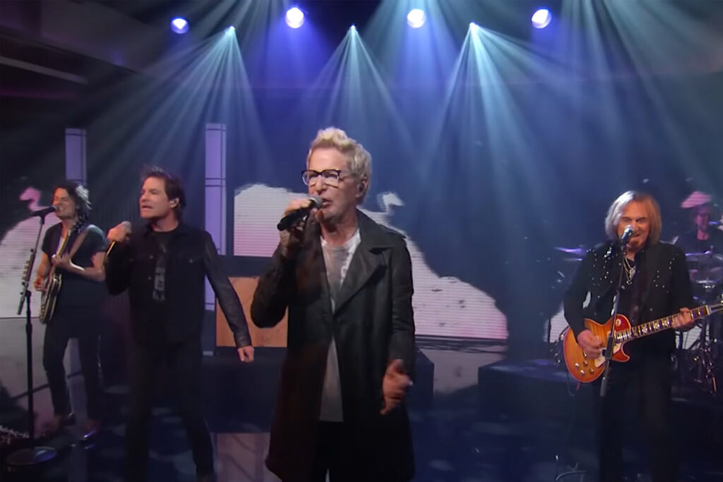 watch-reo-speedwagon-and-train-mash-their-hits-together