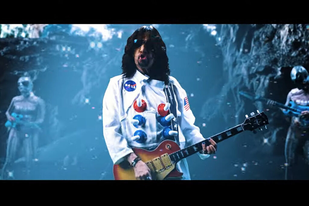 watch-ace-frehley-space-travel-in-new-‘walkin’-on-the-moon’-video