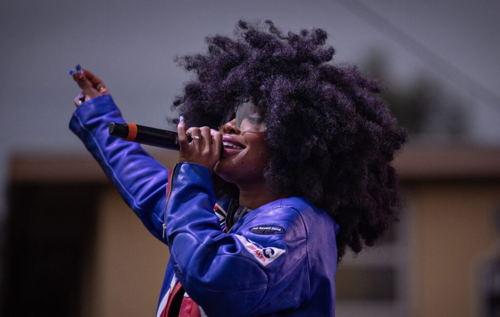 watch-sza-perform-unreleased-song-‘dtm’-for-apple-live