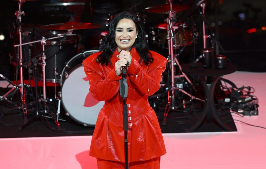 demi-lovato-defends-performing-‘heart-attack’-for-heart-attack-survivors