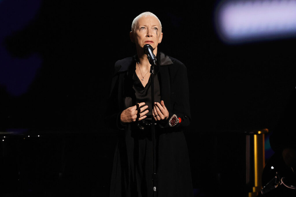 annie-lennox-pays-tribute-to-sinead-o’connor-at-grammys