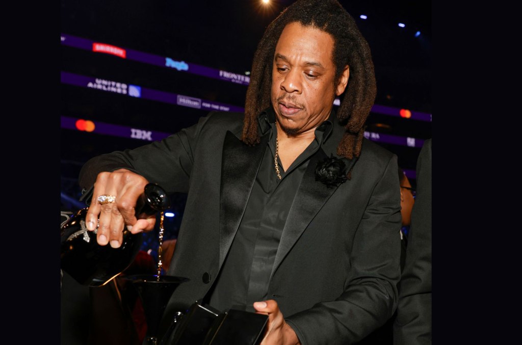 jay-z-drinks-out-of-his-grammy-award-following-speech-defending-beyonce: watch