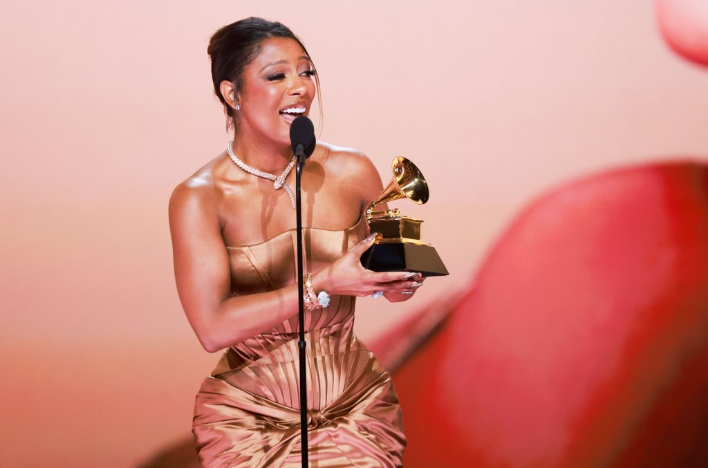 victoria-monet-gets-emotional-after-seeing-ariana-grande’s-reaction-to-her-first-grammy win