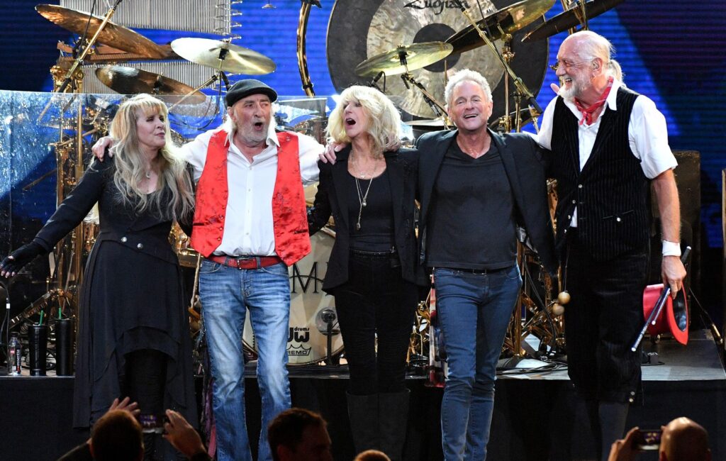 lindsey-buckingham-says-he-would-return-to-fleetwood-mac-“in-a-heartbeat,-absolutely”