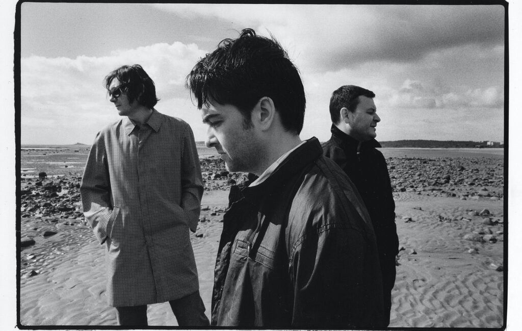 manic-street-preachers-announce-20th-anniversary-re-issue-of-‘lifeblood’