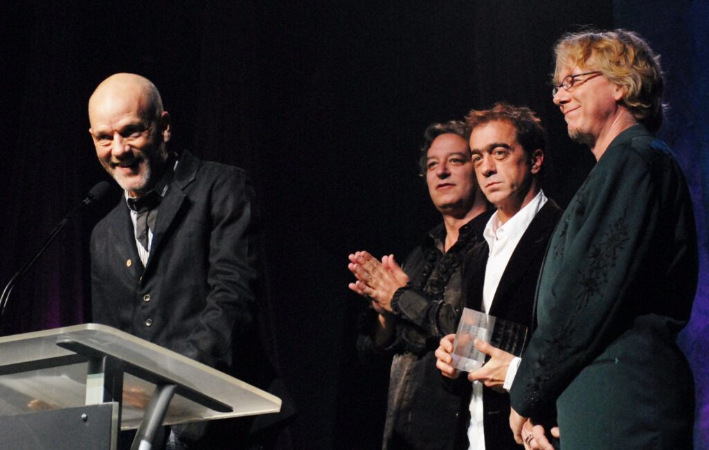 watch-rem.-reunite-onstage-at-a-‘murmur’-tribute-gig