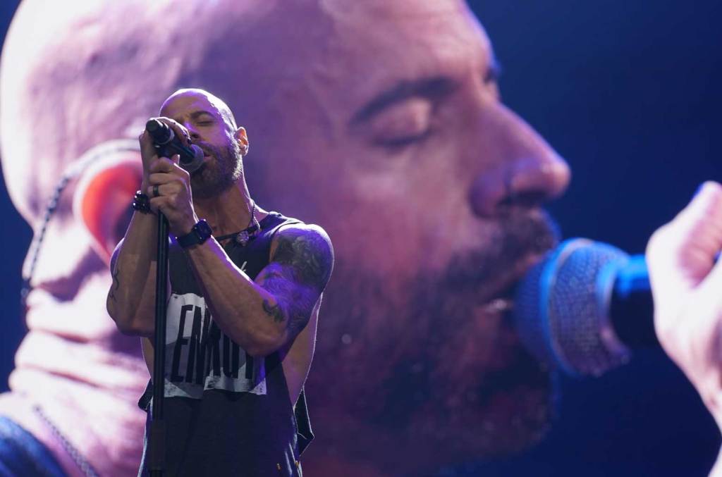 daughtry-nabs-first-mainstream-rock-airplay-no.-1-with-‘artificial’