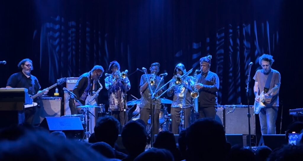 watch:-sun-ra-arkestra-joins-yo-la-tengo-for-the-grateful-dead’s-“new-speedway-boogie”