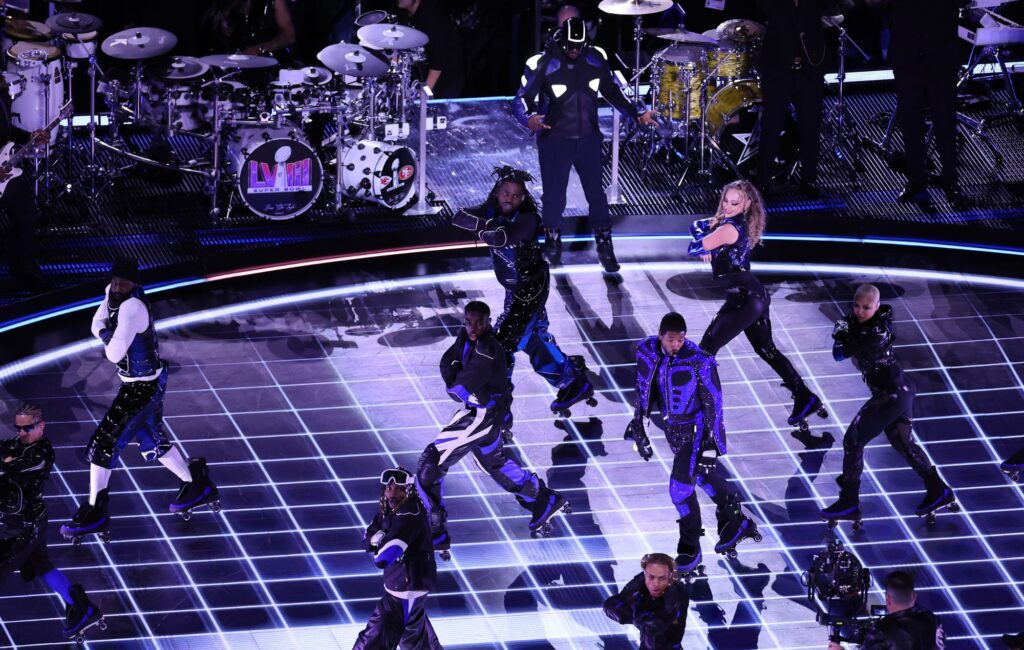 usher-paid-tribute-to-late-drummer-aaron-spears-at-super-bowl-halftime-show-with-empty-kit