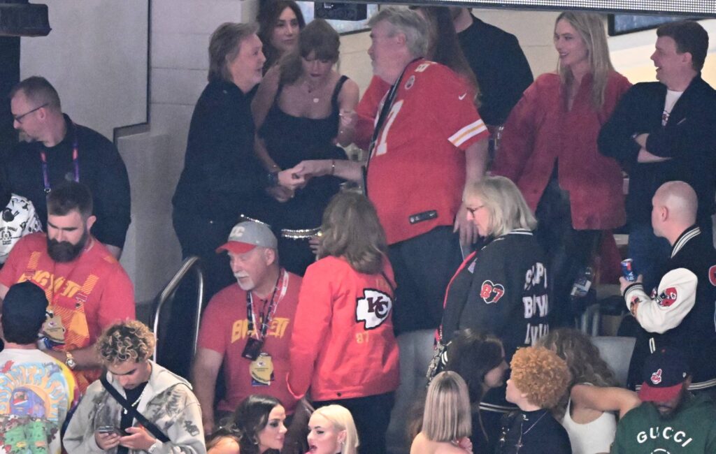 taylor-swift-caught-up-with-paul-mccartney-at-the-super-bowl