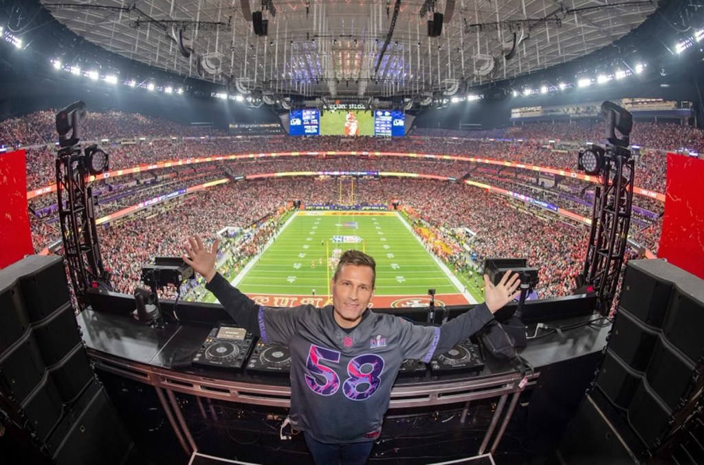 we-went-to-the-super-bowl-with-kaskade:-go-inside-the-stadium-with-first-in-game dj