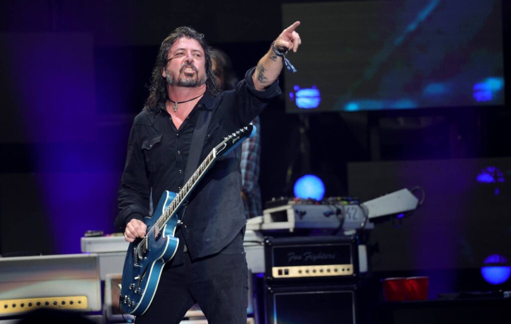 dave-grohl-spends-super-bowl-barbecuing-at-homeless-shelter