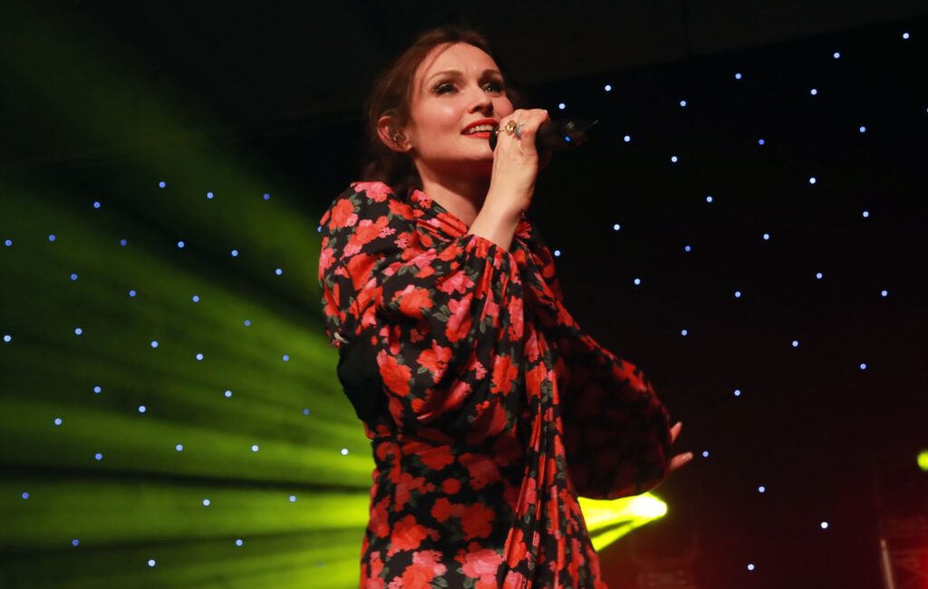 watch-sophie-ellis-bextor-make-us-tv-debut-on-‘fallon’-with-‘murder-on-the-dancefloor’