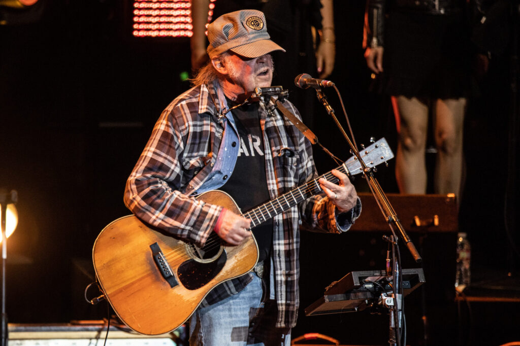 neil-young,-crazy-horse-saddle-up-for-live-lp,-spring-tour