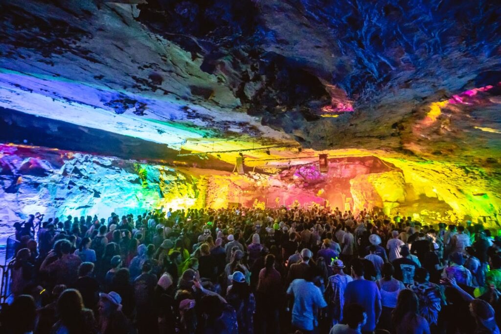 cavefest-unveils-2024-dates-and-artist-lineup:-railroad-earth,-the-travelin’-mccourys,-yonder-mountain-string-band-and-more