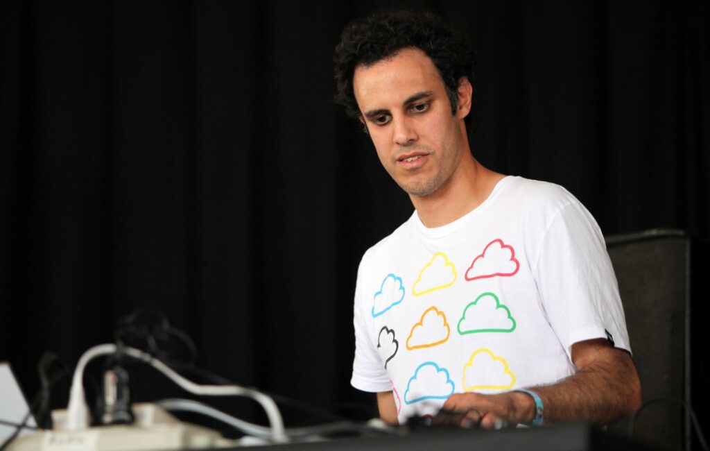 four-tet-announces-new-album-‘three’-with-the-track-‘daydream-repeat’