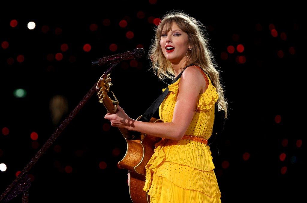 taylor-swift-debuts-‘getaway-car,’-‘august’-&-‘the-other-side-of-the-door’-mashup-live-in-melbourne: watch