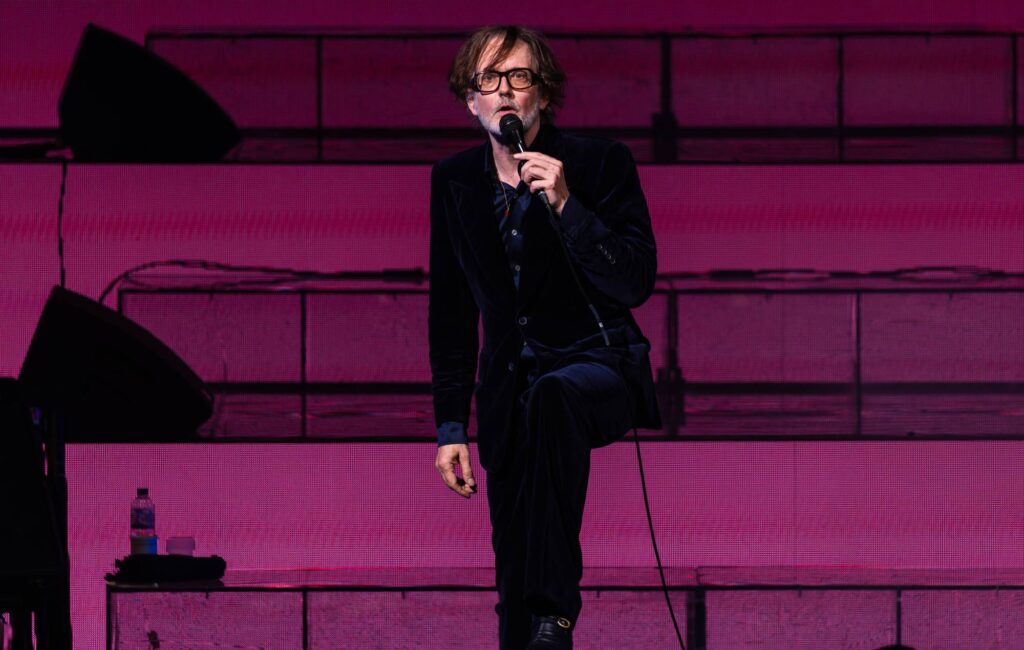 pulp’s-jarvis-cocker-thanks-fans-and-pays-tribute-after-the-death-of-his-mother