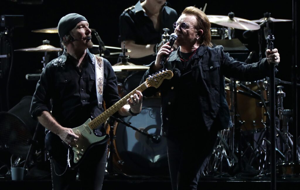 bono-uses-u2’s-sphere-residency-to-pay-tribute-to-alexei-navalny