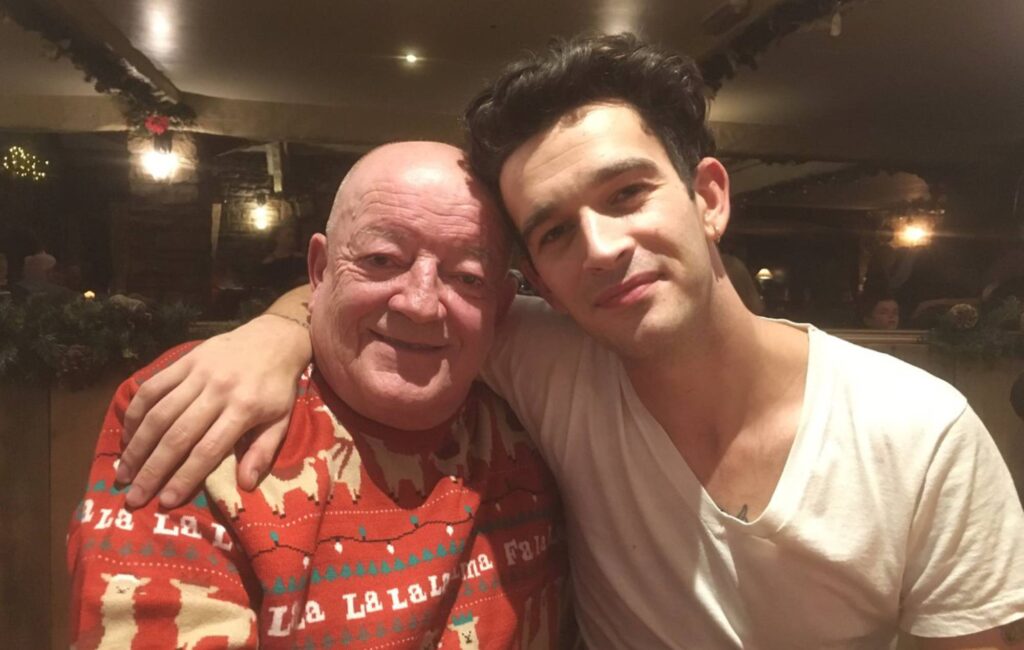 watch-‘benidorm’-star-tim-healy-join-the-1975-to-sing-‘all-i-need-to-hear’-in-manchester