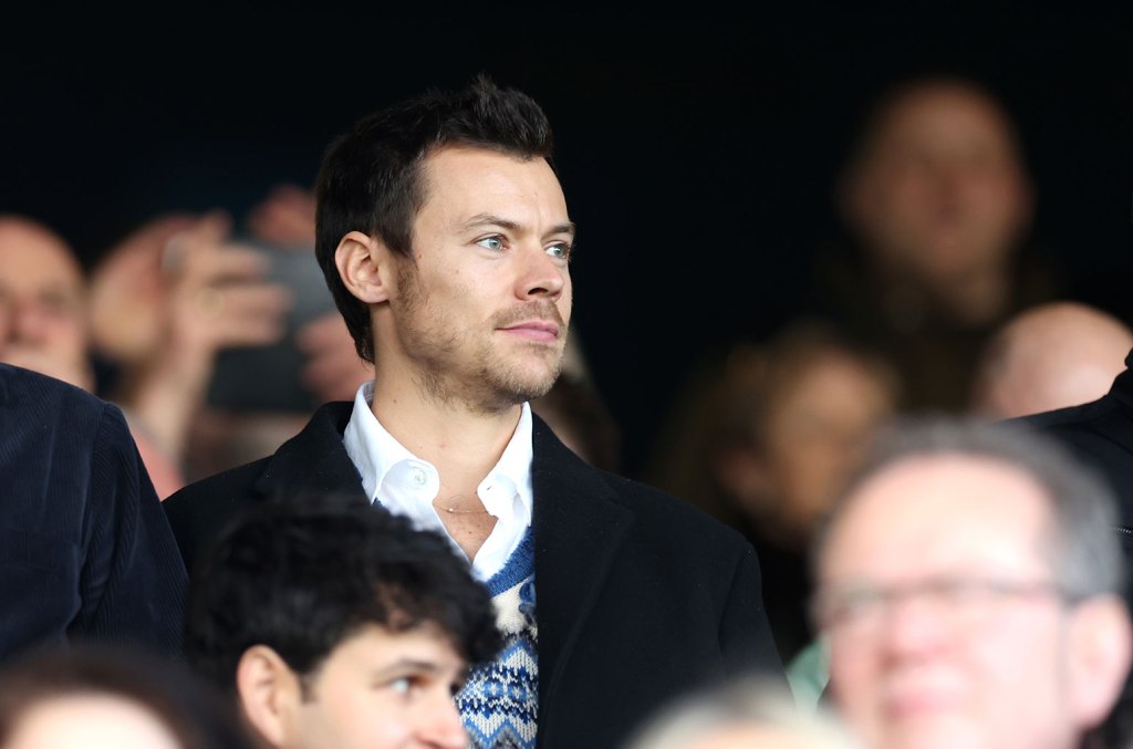 harry-styles-shows-off-his-shorter-haircut-at-manchester-united game