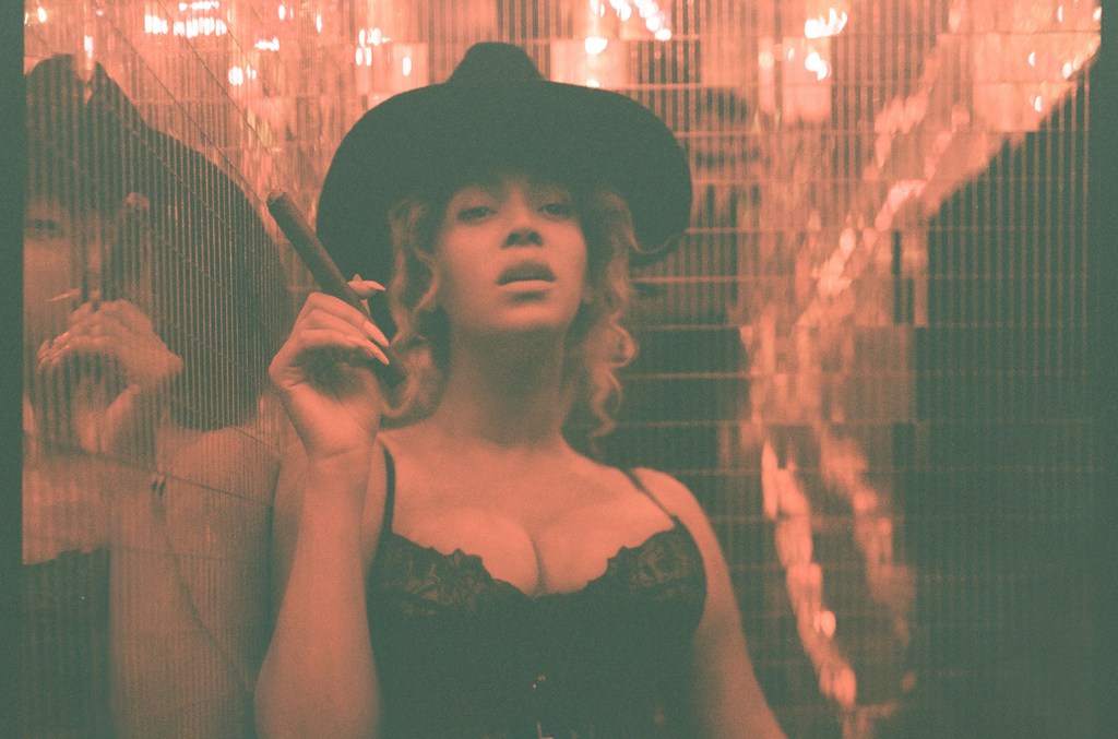 beyonce’s-‘texas-hold-‘em’-debuts-at-no.-1-on-billboard’s-hot-country-songs chart