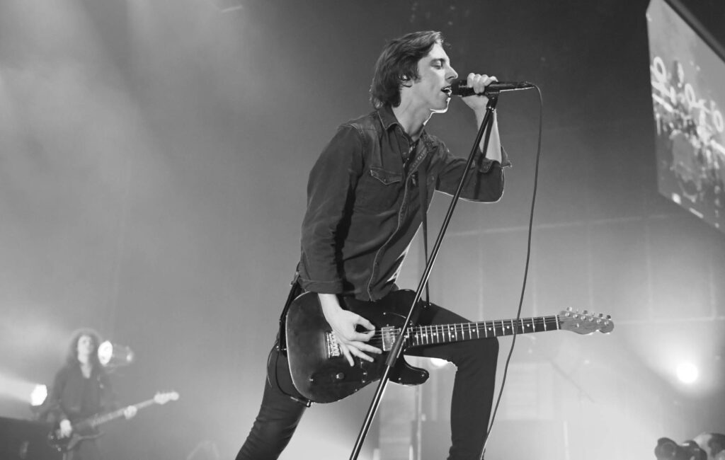 catfish-&-the-bottlemen-announce-7-inch-and-merch-for-new-single-‘showtime’:-“back-to-the-graft-again”